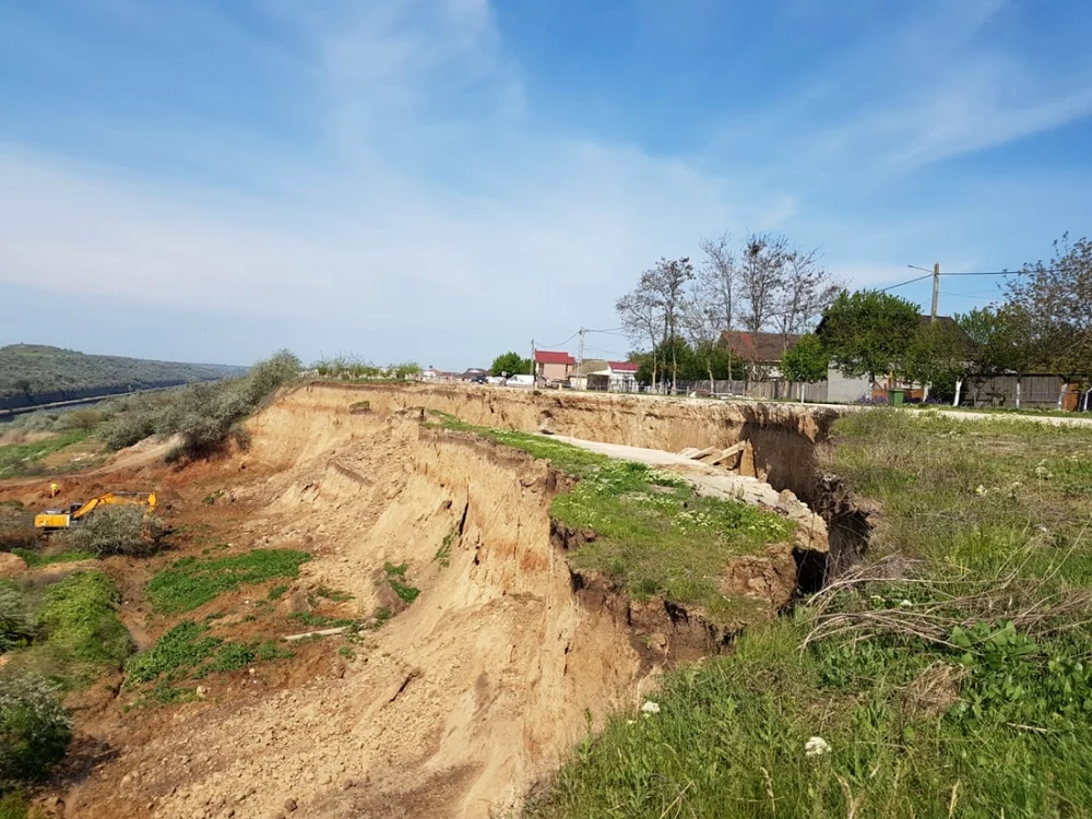 Malul Canalului s-a prăbuşit la Cumpăna FOTO Călin Gavrilaş
