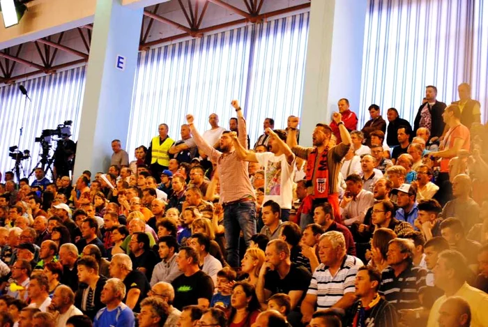 Fanii de la Baia Mare i-au agresat pe reporterii Digisport