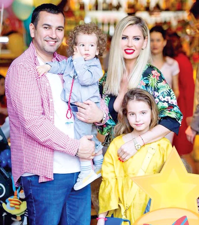 Andreea Bănică şi  familia ei superbă