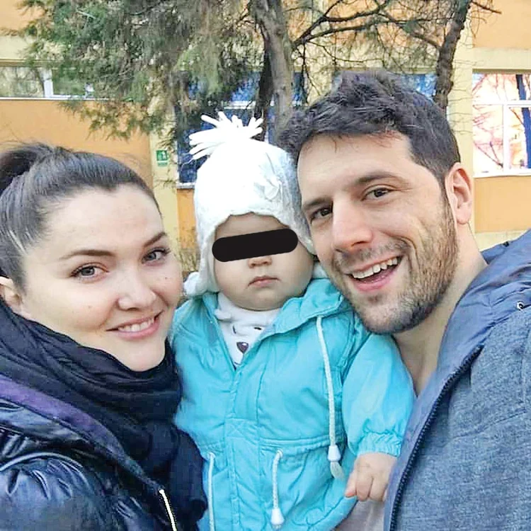 Actorul e căsătorit cu Alina şi au  împreună o fetiţă de trei ani, Mara