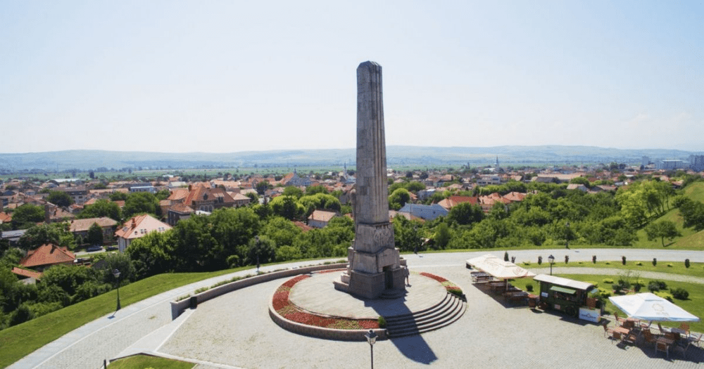 Obeliscul din Alba Iulia a împlinit 85 ani. Cum a fost ridicat cel mai important monument de for public din România 