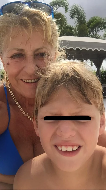 Mama Alinei Vidican se află în America unde profită de vremea frumoasă cu nepoţii săi