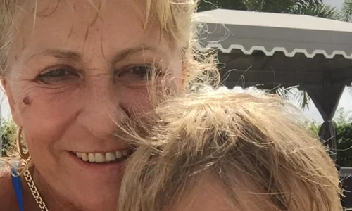 Mama Alinei Vidican se află în America unde profită de vremea frumoasă cu nepoţii săi jpeg