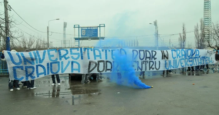 Suporterii Ştiinţei au protestat în Craiova împotriva mutării echipei la Severin Foto: Bogdan Tătaru