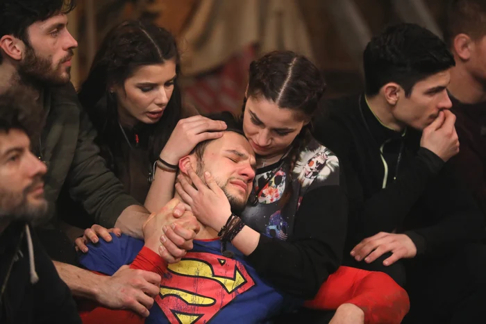 
    Remus ajunge să fie accidentat la genunchi și o să aibă nevoie de intervenția urgență a medicilorfoto: PRO TV  