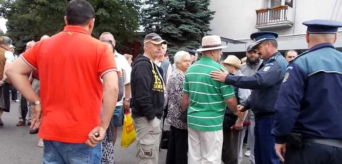Bărbatul care l-a îmbrâncit este doar calmat de poliţişti Foto: Angela Sabău
