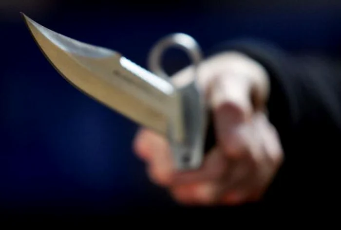 Tânărul care a ameninţat-o cu cuţitul pe angajata benzinăriei a fost reţinut