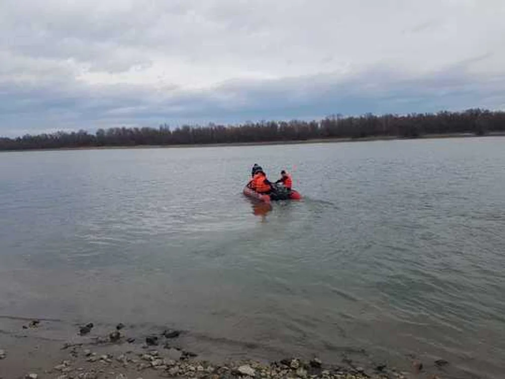 
    O barcă în care se aflau patru persoane s-a răsturnat, luni după-amiază, pe braţul Borcea, în judeţul Ialomiţa, doi bărbaţi fiind căutaţi de pompieri cu bărcile pneumaticeFoto ISU Ialomița  