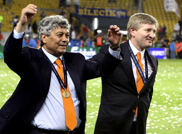 Mircea Lucescu, alături de Rinat Ahmetov, după cucerirea Cupei UEFA, în 2009 (FOTO: EPA)