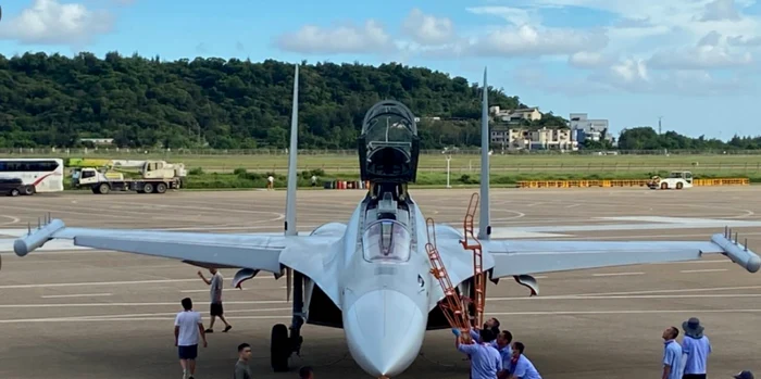 Avionul de vanatoare J-16D FOTO Twitter @louischeung_hk