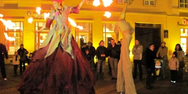 Spectacol pe picioroange în Piaţa Mare a Sibiului