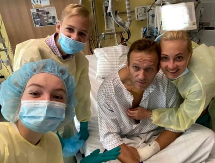
    Aleksei Navalnîi, prima poză după ce a ieșit din comă Sursă foto: Instagram   