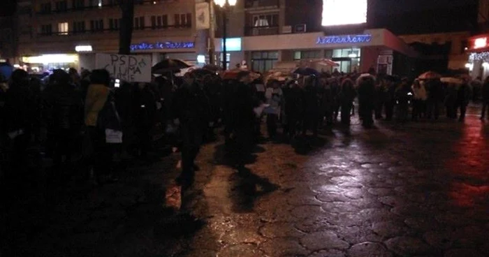 Momentan, doar 100 de oameni au ieşit în stradă la Satu Mare   FOTO Adrian Caraba