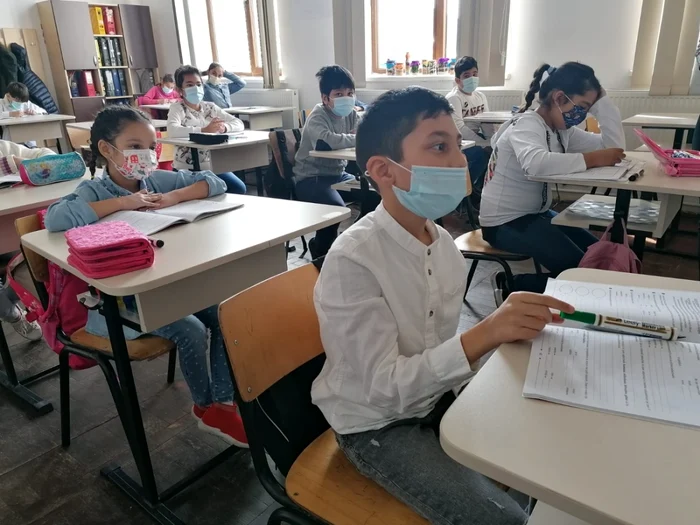 Elevii de la Şcoala Gimnazială nr. 1 Slatina au început programul de recuperare a materiei pierdute în timpul şcolii online FOTO: Alina Mitran
