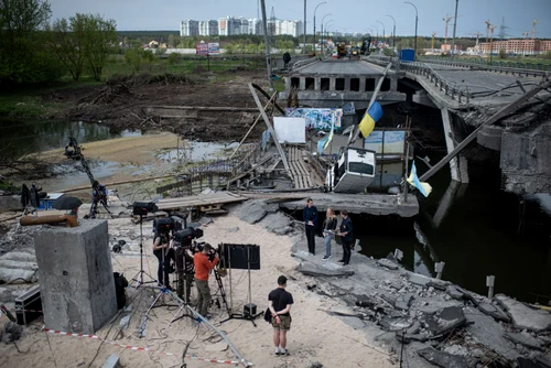 Razboi Ucraina O emisiune de stiri nationala ucraineana este inregistrata langă podul distrus peste râul Irpin 7 mai 2022 in Irpin Ucraina FOTO Getty Images