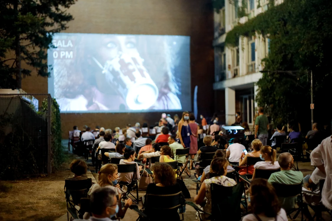 
    Mâine seară, va debuta Bucharest International Film Festival 2021, la Cinema Muzeul Ţăranului RomânFoto: Facebook/Bucharest International Film Festival   