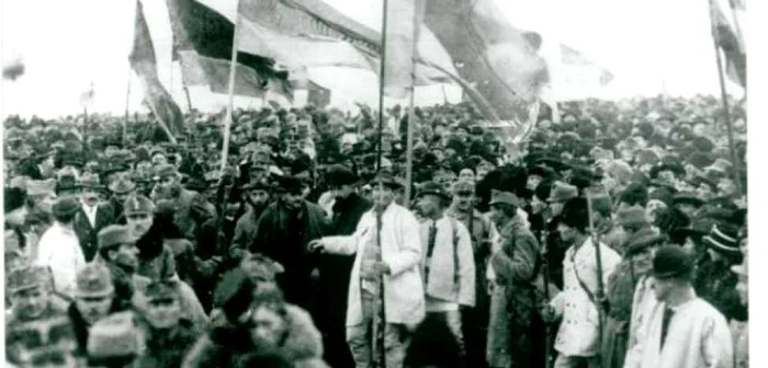 Una din fotografiile document cu participanţii la Adunarea de la Alba Iulia, din 1 Decembrie 1918/Sursa foto: Muzeul Naţional al Unirii