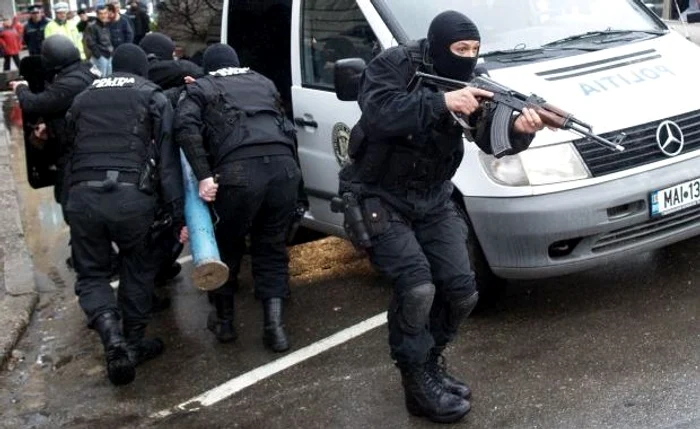 Bărbatul a făcut stop-cardiac la vederea mascaţilor (Foto: Arhivă)