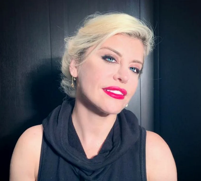 
    Loredana Groza i-a adus un omagiu compozitorului care i-a definit stilulFoto: arhivă personală  