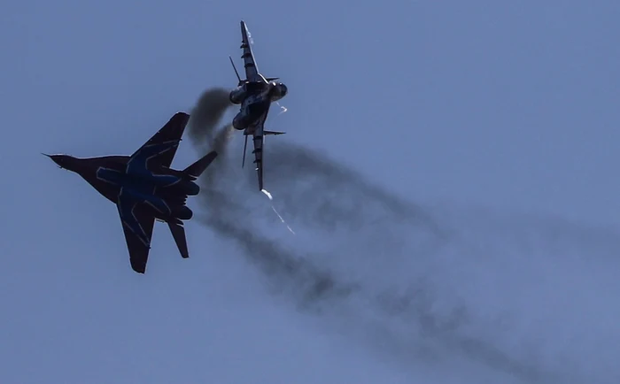 Avioane MiG-29 efectuând manevreîn timpul unui spectacol aviatic FOTO EPA-EFE