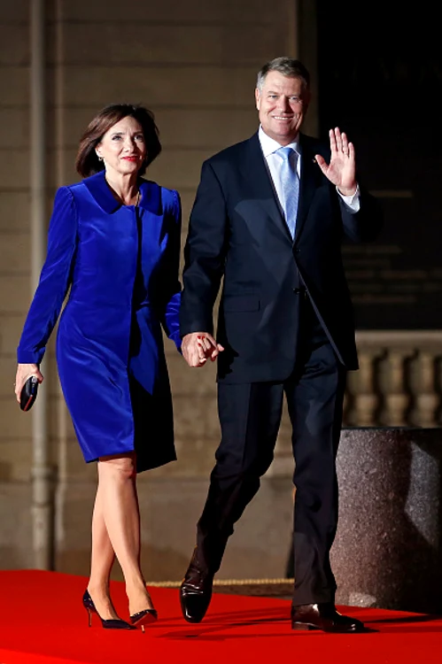 Carmen Iohannis l-a însoțit pe președintele României în cadrul vizitei în Franța, unde s-au adunat mai mulți lideri mondiali, pentru celebrarea a 100 de ani de la Ziua Armistițiului, care a pus capăt Primului Război Mondial