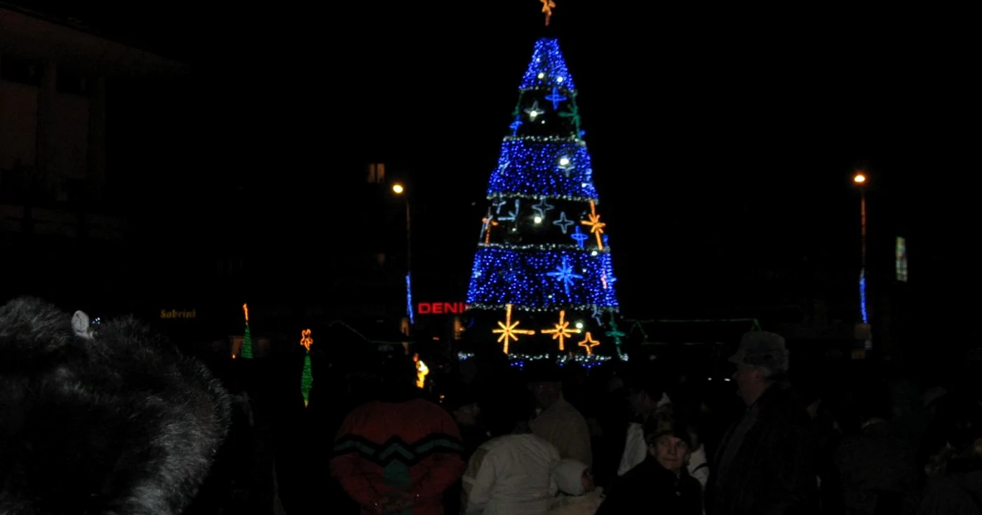 S-au aprins luminile în bradul de Crăciun