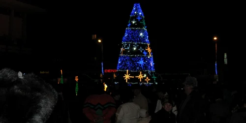 S-au aprins luminile în bradul de Crăciun
