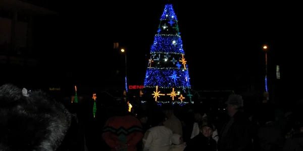 S-au aprins luminile în bradul de Crăciun