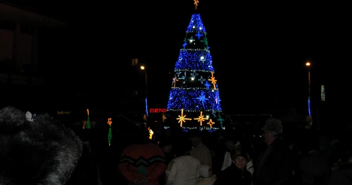 S-au aprins luminile în bradul de Crăciun