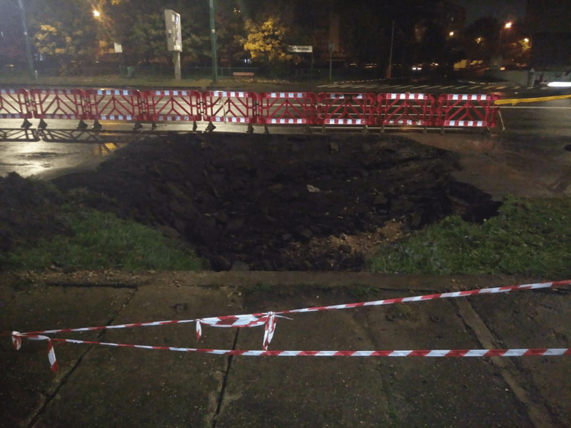 Crater pe Bulevardul Gării din Brașov, lat cât o bandă de circulație 