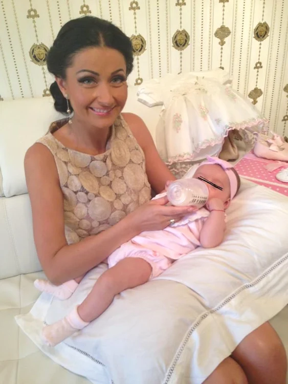 Gabriela Cristea a liniştit-o pe micuţa Riana