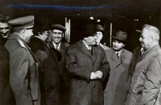 Gheorghe Gheorghiu-Dej și Nicolae Ceaușescu, în timpul unei vizite de lucru la Piteşti şi împrejurimi (© „Fototeca online a comunismului românesc”, cota: 11/1961)