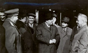 Gheorghe Gheorghiu-Dej și Nicolae Ceaușescu, în timpul unei vizite de lucru la Piteşti şi împrejurimi (© „Fototeca online a comunismului românesc”, cota: 11/1961)