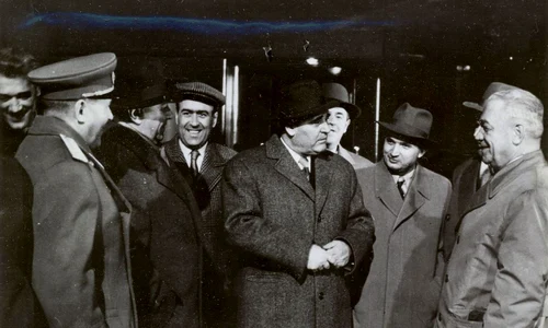 Gheorghe Gheorghiu-Dej și Nicolae Ceaușescu, în timpul unei vizite de lucru la Piteşti şi împrejurimi (© „Fototeca online a comunismului românesc”, cota: 11/1961)