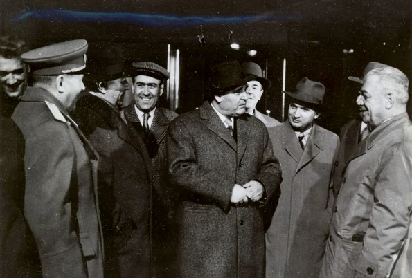 Gheorghe Gheorghiu-Dej și Nicolae Ceaușescu, în timpul unei vizite de lucru la Piteşti şi împrejurimi (© „Fototeca online a comunismului românesc”, cota: 11/1961)