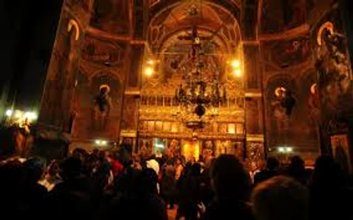 
    La slujbele deniilor participă zeci și zeci de credincioșiSursa foto: Adevărul.ro  