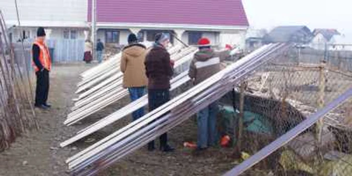 Oamenii din localitatea suceveană Marginea ajută la refacerea locuinţelor distruse de incendiu