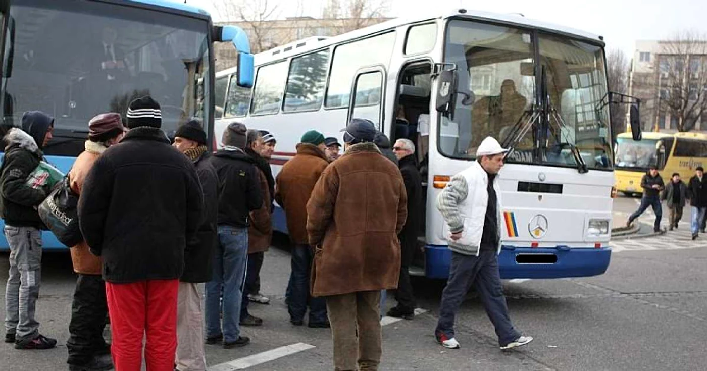 Un barbat aflat intr-un autocar a fost injunghiat de un pasager betiv