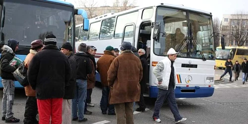 Un barbat aflat intr-un autocar a fost injunghiat de un pasager betiv
