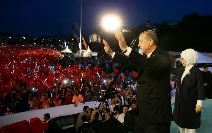 Recep Tayyip Erdogan şi soţia sa, în faţa susţinătorilor, la Istanbul Foto: EPA