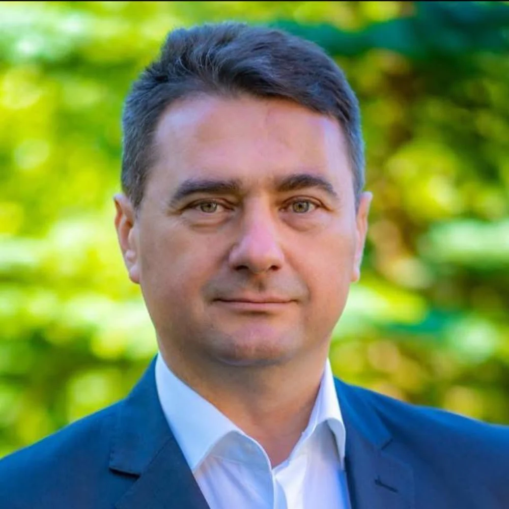 Directorul interimar al Companiei de Apă Braşov, Liviu Cocoș, a fost reţinut de DNA. Ce acuzații i se aduc liberalului