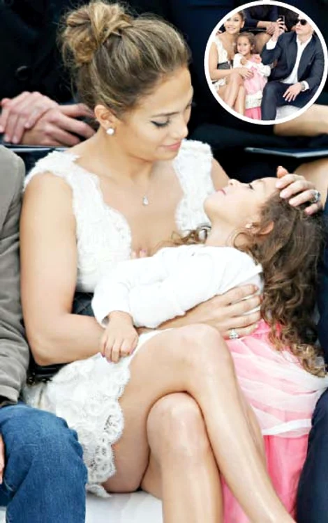 
    Jennifer Lopez a “spart”  2.500 de dolari pe o  ţinută pentru fiica ei. La un eveniment,  cele două au fost  însoţite de iubitul  solistei, Casper Smart  