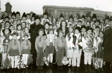 Nicolae şi Elena Ceauşescu în mijlocul copiilor şi tineretului care au adresat urări de Anul Nou 1978 (© „Fototeca online a comunismului românesc”, cota: 225/1977)