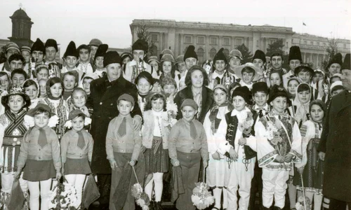 Nicolae şi Elena Ceauşescu în mijlocul copiilor şi tineretului care au adresat urări de Anul Nou 1978 (© „Fototeca online a comunismului românesc”, cota: 225/1977)