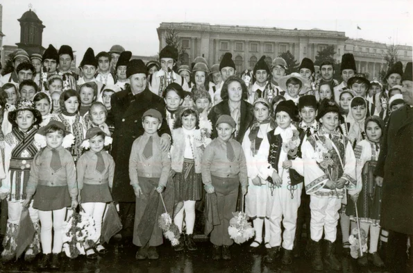 Nicolae şi Elena Ceauşescu în mijlocul copiilor şi tineretului care au adresat urări de Anul Nou 1978 (© „Fototeca online a comunismului românesc”, cota: 225/1977)