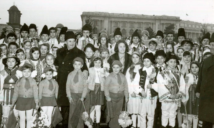 Nicolae şi Elena Ceauşescu în mijlocul copiilor şi tineretului care au adresat urări de Anul Nou 1978 (© „Fototeca online a comunismului românesc”, cota: 225/1977)