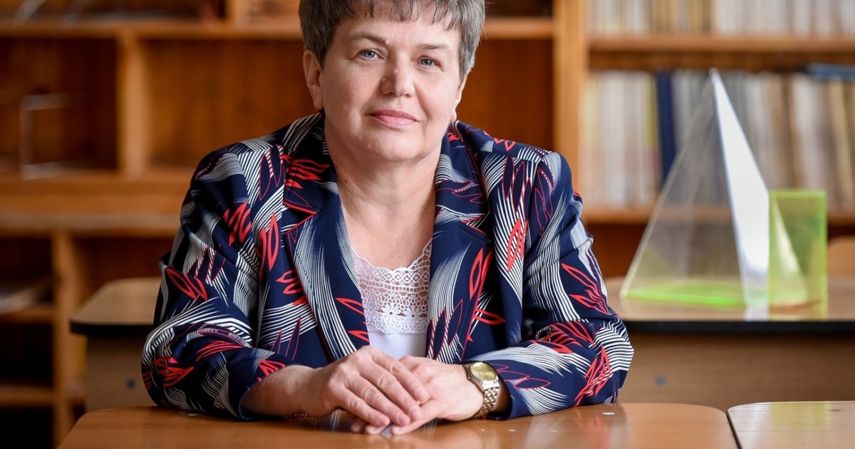 Matematică predată cu piese de Lego, zar şi capace colorate. Profesoară ...