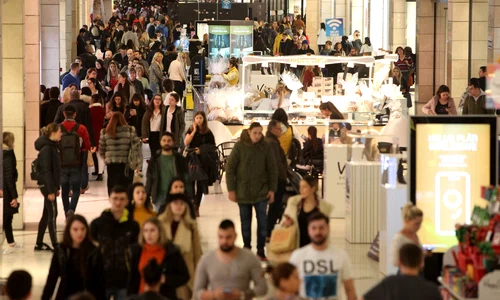 Și mall urile sunt o țintă preferată pentru bucureștenii în cautare  de cadouri, dar și de  aprovizionare pentru Sărbătorile de Iarnă jpeg