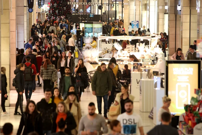 Oameni mulți într-un mall