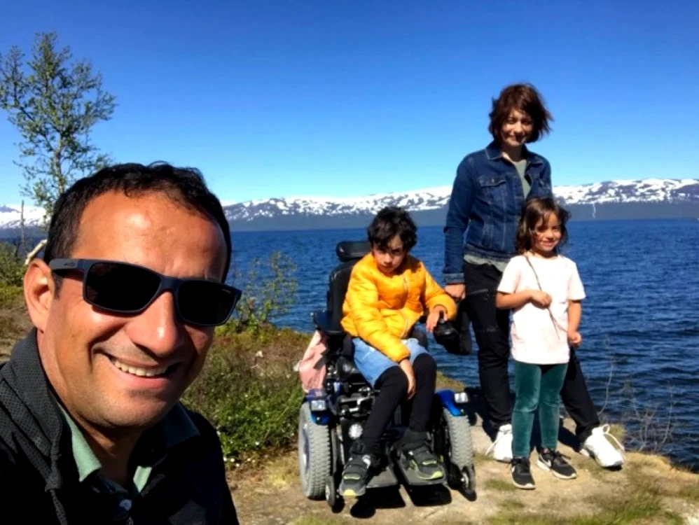 Andrei Mihai (foto stânga) s-a stabilit cu familia în Suedia de trei ani FOTO: arhiva personală